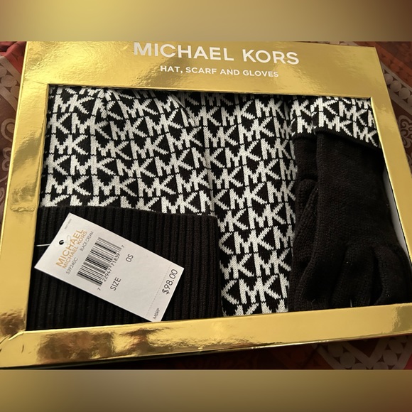 NWT 3 PC Michael Kors Scarf Set - Picture 4 of 4